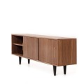 Möbel für das Wohnzimmer: Furniertes Sideboard in amerikanischem Nussbaum.